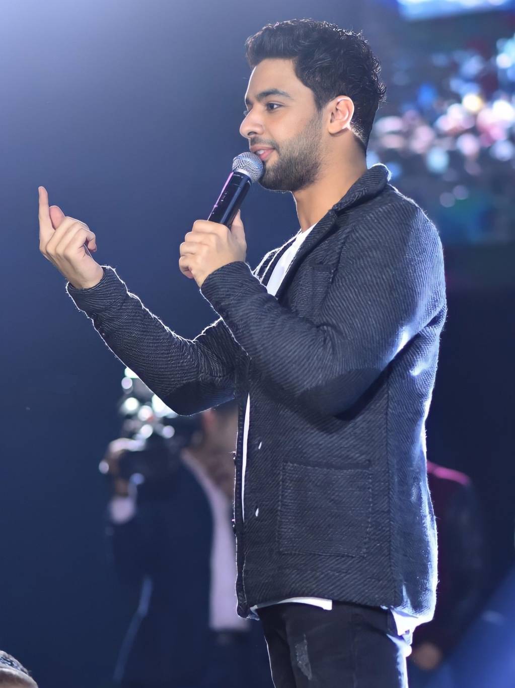 أحمد جمال يطلب الدعاء لوالدته بعد إصابتها بكورونا