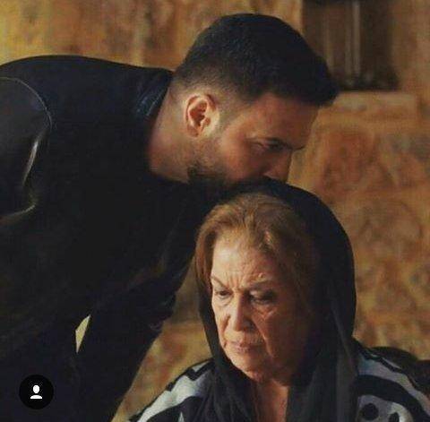 بالفيديو - لقاء مؤثر وأحضان بين تيم حسن ومنى واصف في عزاء حاتم علي