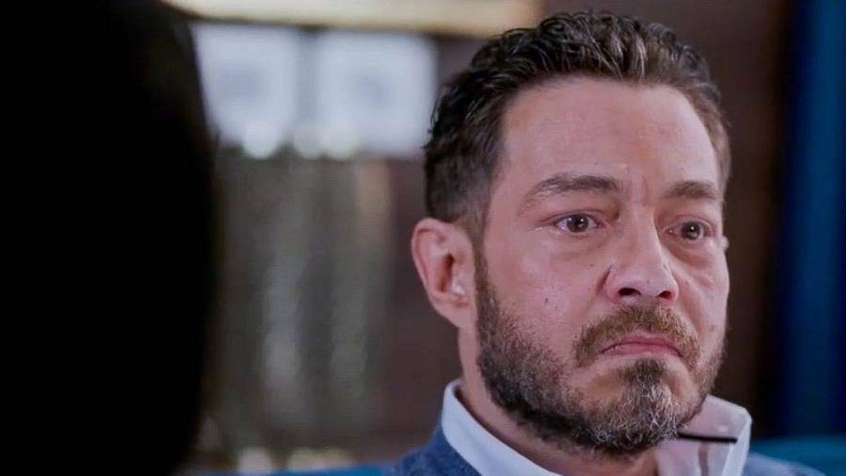ناقد فني يهاجم أحمد زاهر بسبب تصريحاته عن القُبلات في الفن