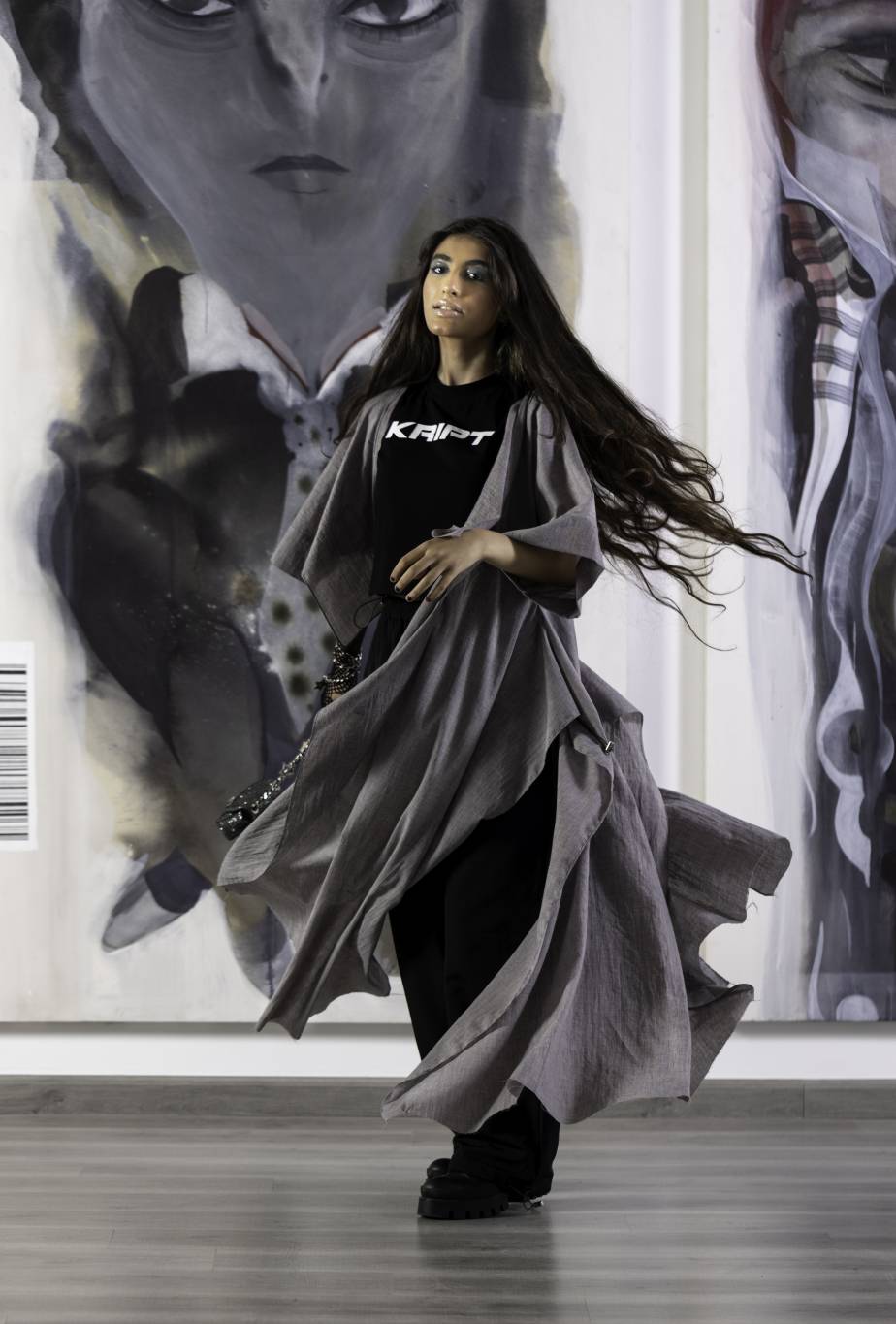 مصممات إماراتيات يترجمن الفنون التشكيلية بمجموعة عباءات جديدة