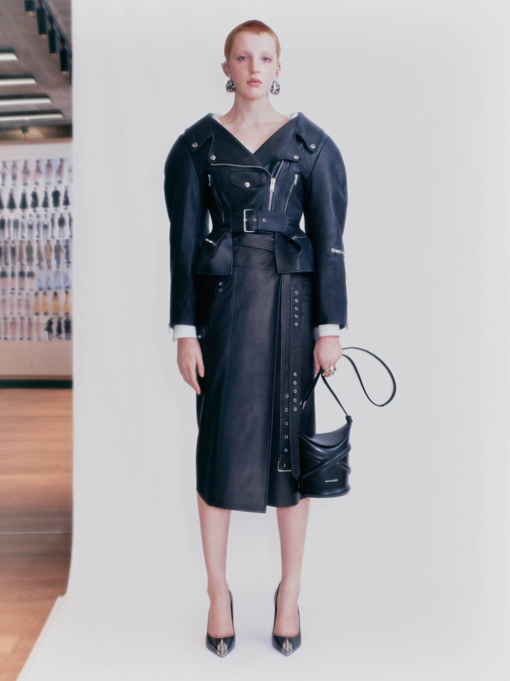 دار ألكسندر ماكوين تطلق حقيبة جديدة ضمن تشكيلة ربيع صيف 2021: The Curve