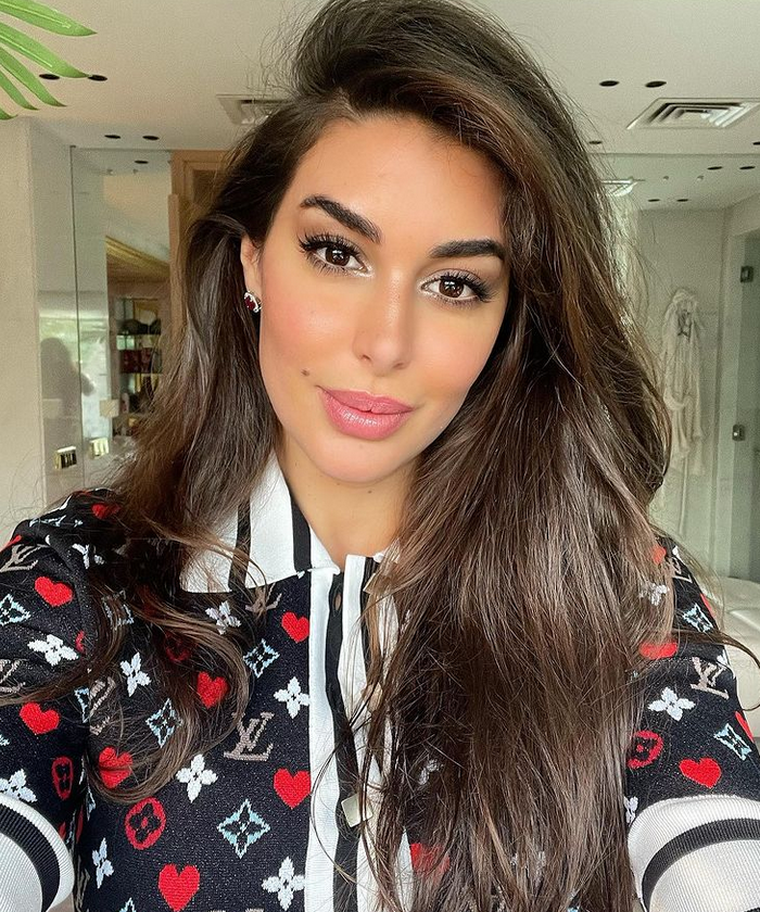 بالصورة – هل ستختارين فستان ياسمين صبري الكاجوال من Louis Vuitton؟ إليك سعره