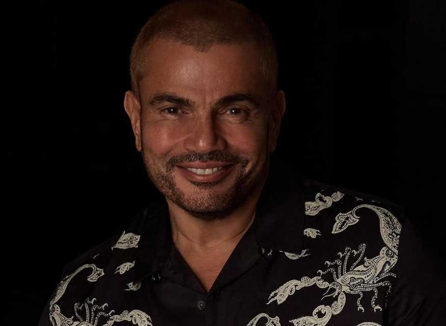 بالصورة – الجمهور يتفاعل مع إطلالة عمرو دياب بين السخرية والإعجاب