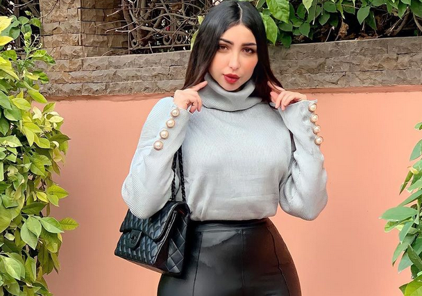 بالصور – الجمهور يتّهم دنيا بطمة بتخطّي الحدود بسروال الجلد الضيق جداً