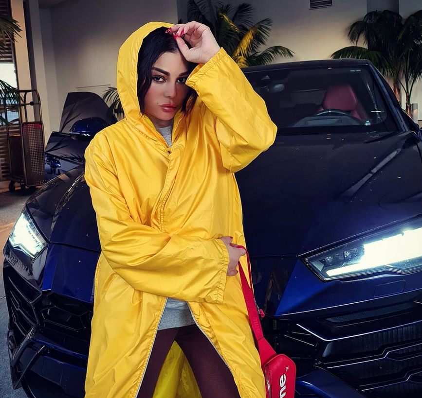 بالصور – هل تجرئين على اختيار الأصفر الصارخ مثل هيفاء وهبي؟ إليك كلفة إطلالتها