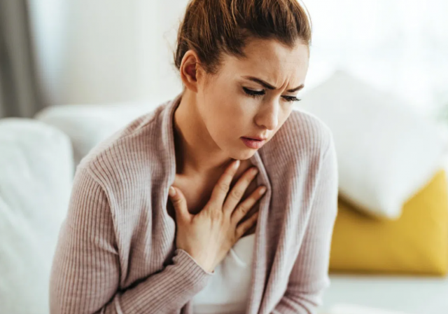 أوجاع في الصدر يجب الانتباه إليها... بعضها يهدّد الحياة