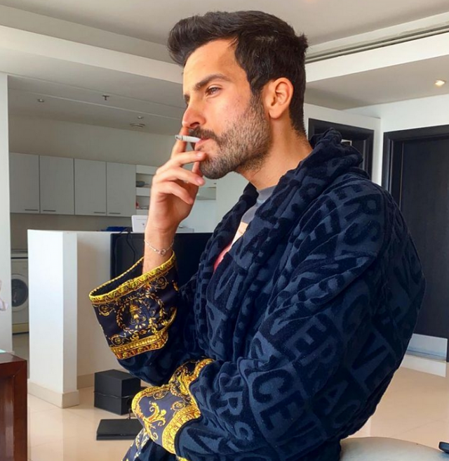 بالفيديو - نقد لاذع لمهند الحمدي: 