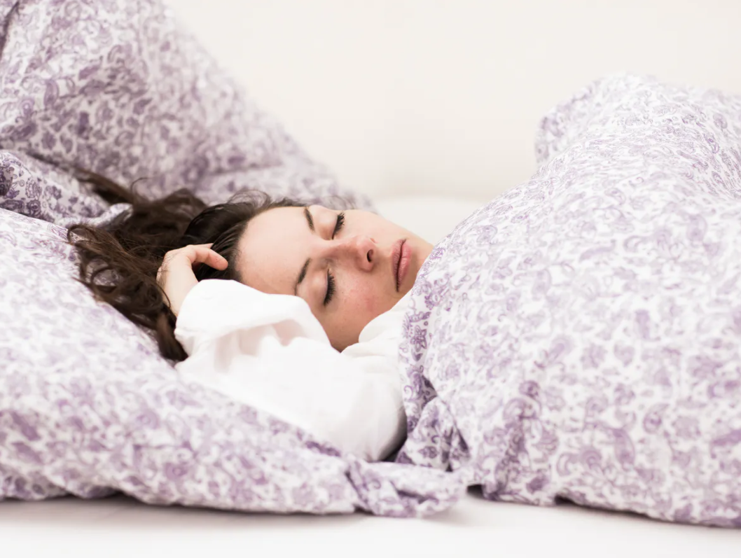 لهذا السبب تستيقظون أحياناً من النوم فزعين