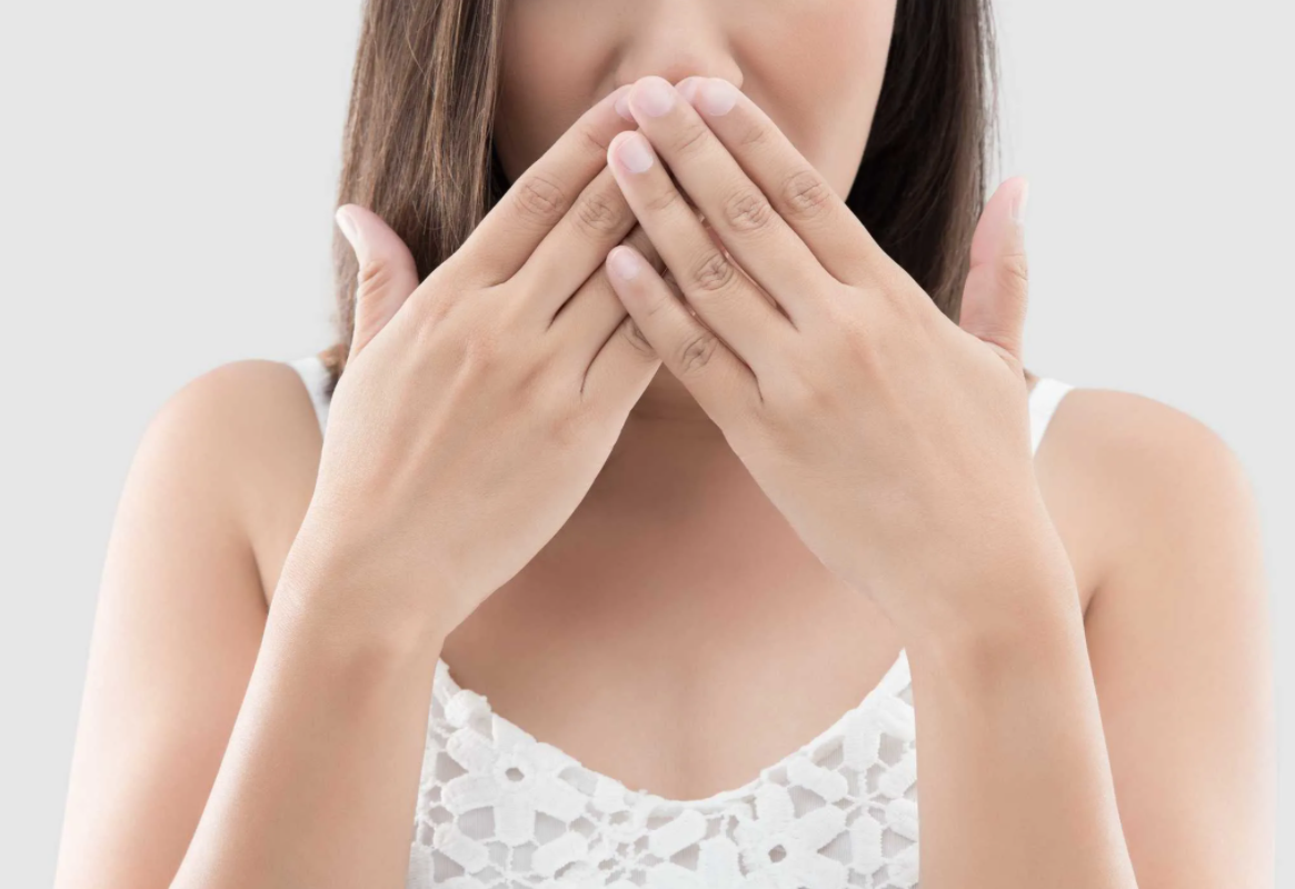 استعيدي رائحة النفس المنعشة بأسهل الطرق في ثوانٍ