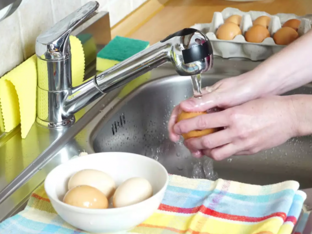 توقّفي عن غسل البيض قبل وضعه في الثلاجة