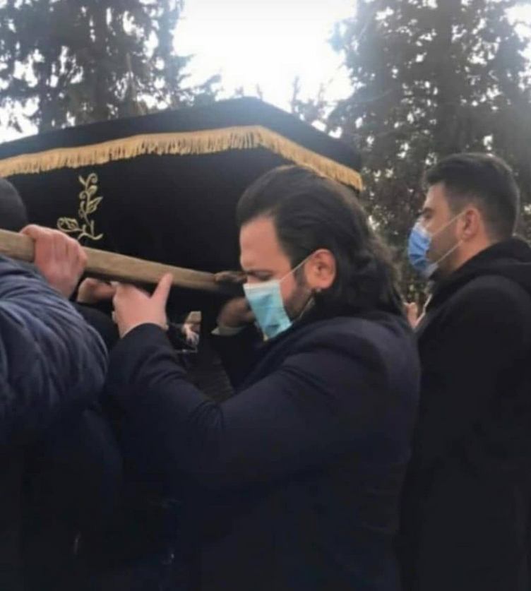 بالفيديو والصور  - مشاهد مؤثرة من مراسم دفن ووداع حاتم علي بحضور النجوم