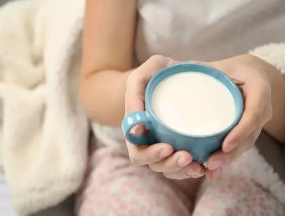 هذه الأسباب ستجعلكم تشربون الحليب يومياً قبل النوم