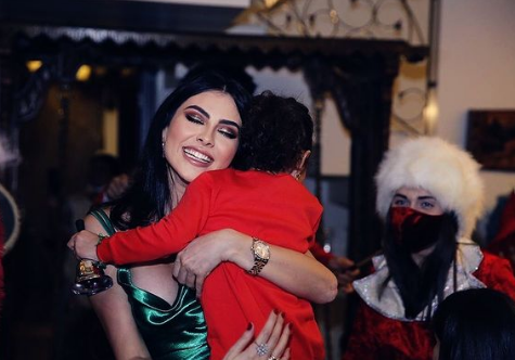 بالفيديو والصور - مريم حسين ترقص في استقبال 2021.. وبفستان جريء مع 