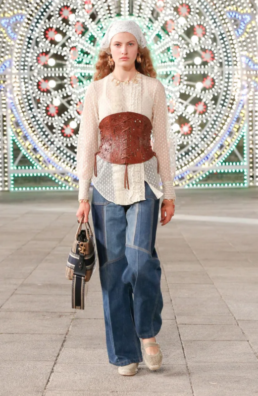 5 صيحات سراويل دونيم  في 2021 كما رآها مصممو الدور الكبرى