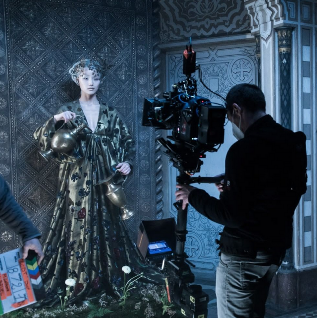 بالفيديو  - شاهدي عروض الموضة الراقية لربيع وصيف 2021