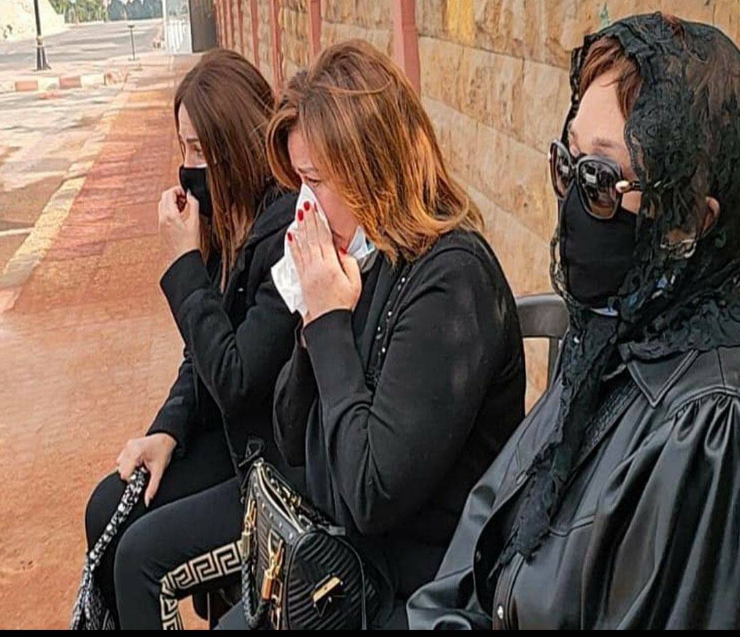 بالصور - انهيار النجوم في جنازة وحيد حامد