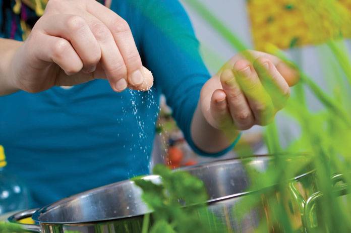 الامتناع عن تناول الملح نهائياً خطأ كبير وهذه نتائجه