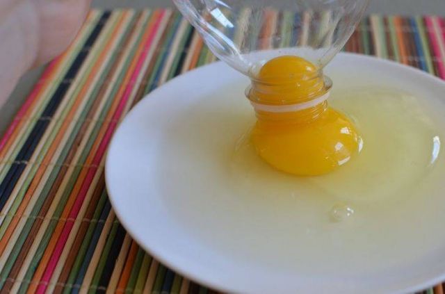 إليك الطريقة الأكثر سهولة وسرعة لفصل صفار البيض عن بياضه