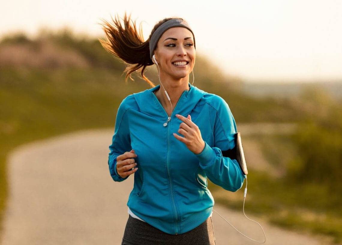 حمل الهاتف أثناء ممارسة رياضة الركض خطر على الصحة وهذه التفاصيل