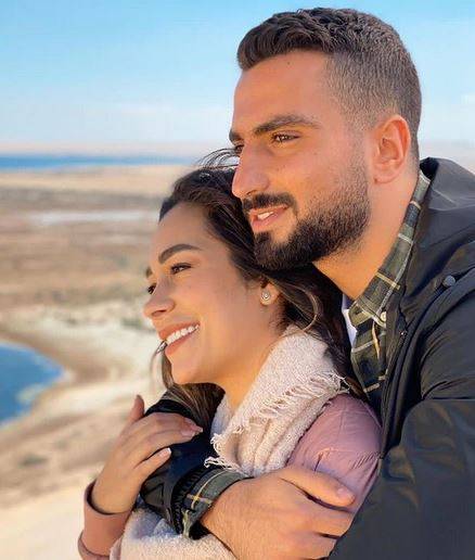 بالصور - زوجة محمد الشرنوبي تحتفل بميلاده برومانسية وقالب حلوى خاص