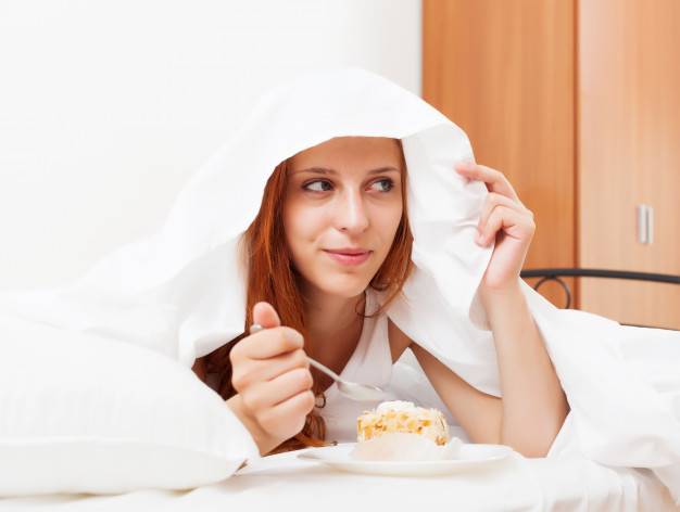 اعرفوا أخيراً لمَ ترغبون في تناول الحلويات بعد الظهر