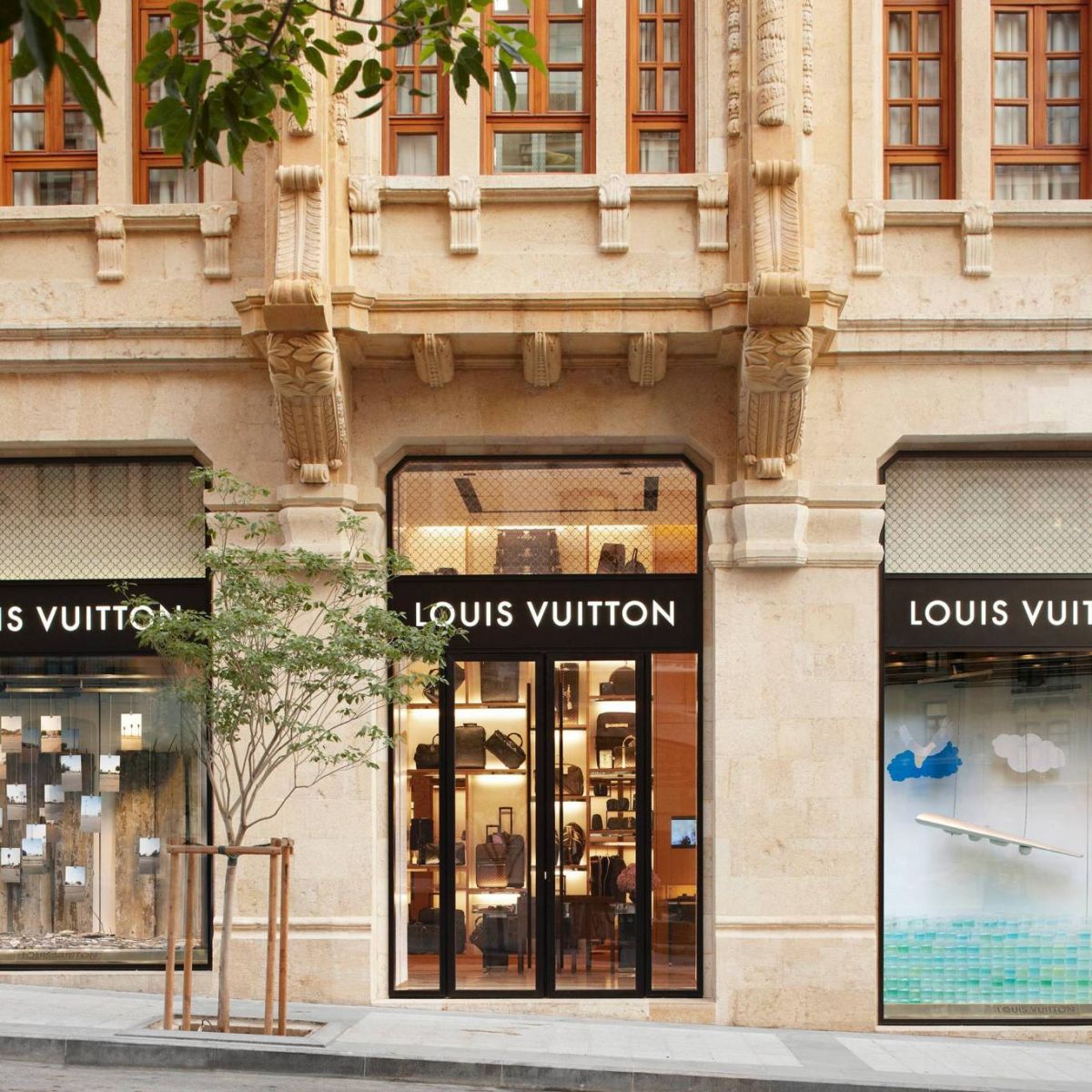 دار Louis Vuitton تجدد شعارها في 2021