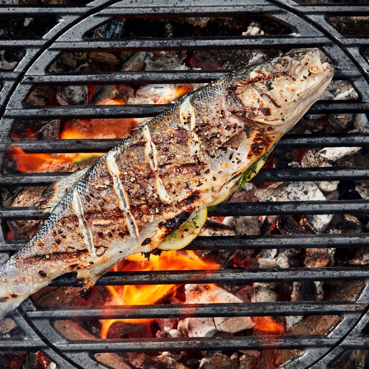 بهذه الطريقة تمنعين التصاق السمك على لوح الشواء