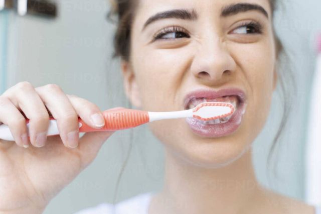 توقفوا عن تنظيف أسنانكم أثناء الاستحمام بسبب هذه المشكلة