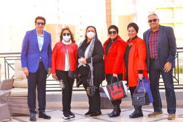 بالصور - نجوم الفن يشاركون في تجهيز زفاف 160 فتاة