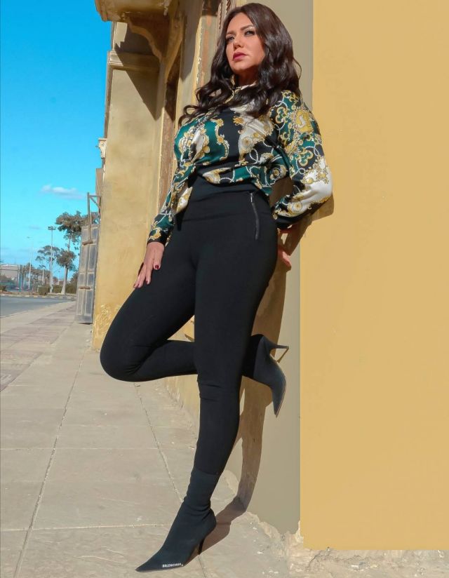 رانيا يوسف تثير الجدل بإطلالة جريئة في النادي الرياضي