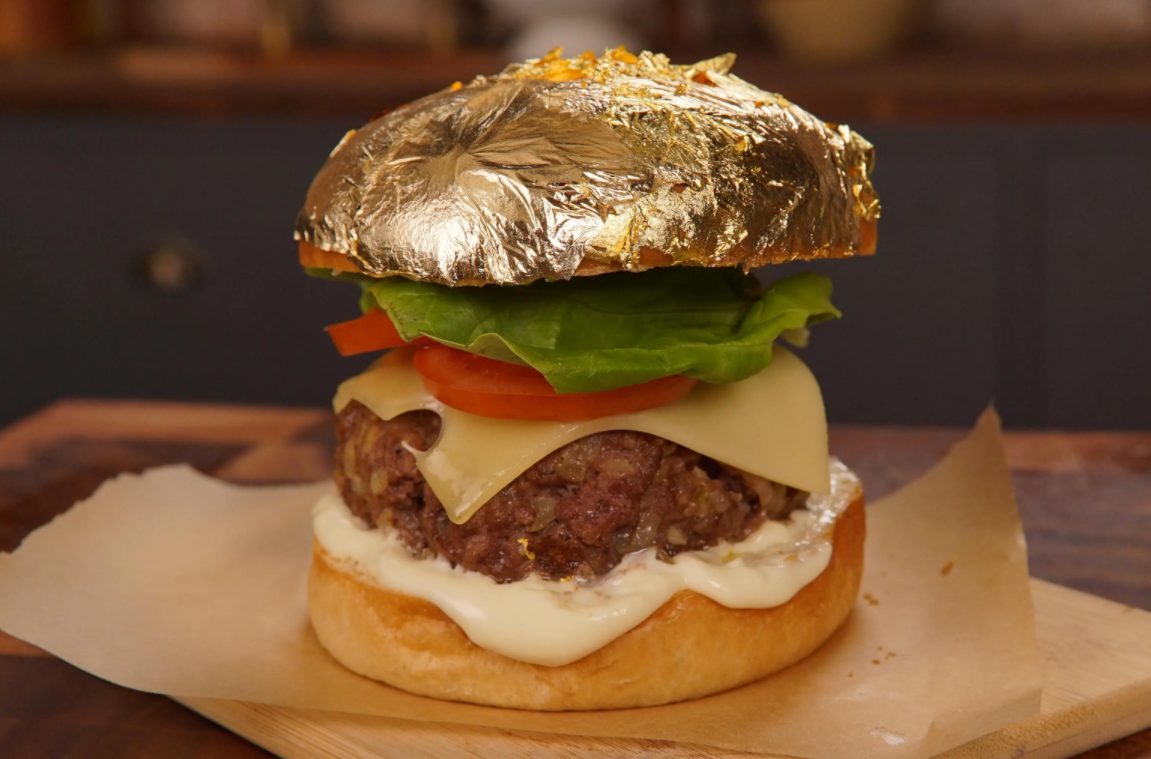 بالفيديو  - هجوم لاذع على فاشينيستا خليجية شهيرة بسبب أكلها برغر بالذهب