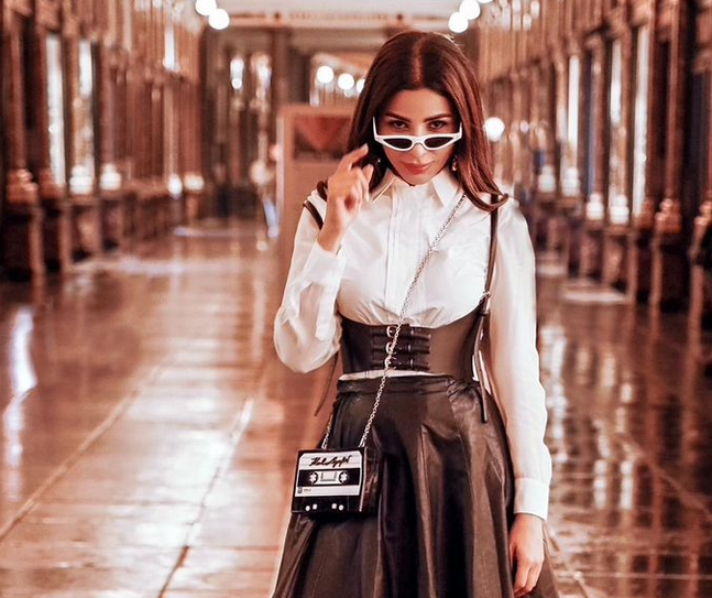 تجرئي على ارتداء تنورة أو فستان الجلد مثل مهيرة عبد العزيز... وإليك تكلفة إطلالاتها