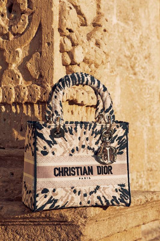 DIOR CRUISE 2021 سافري بأناقة مع ديور