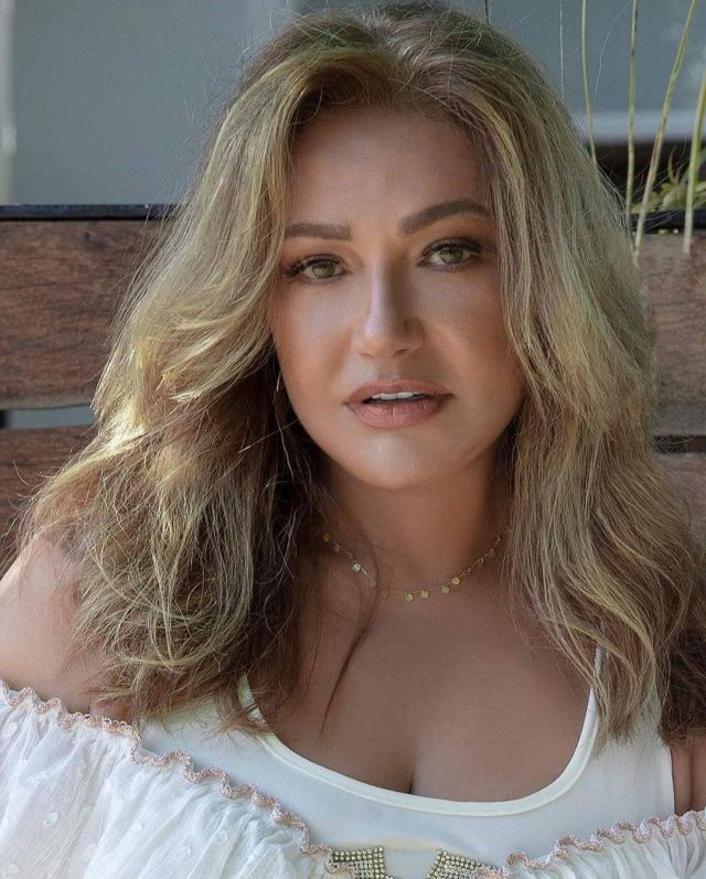 بالفيديو - ليلى علوي ترقص على أنغام محمد منير جالساً