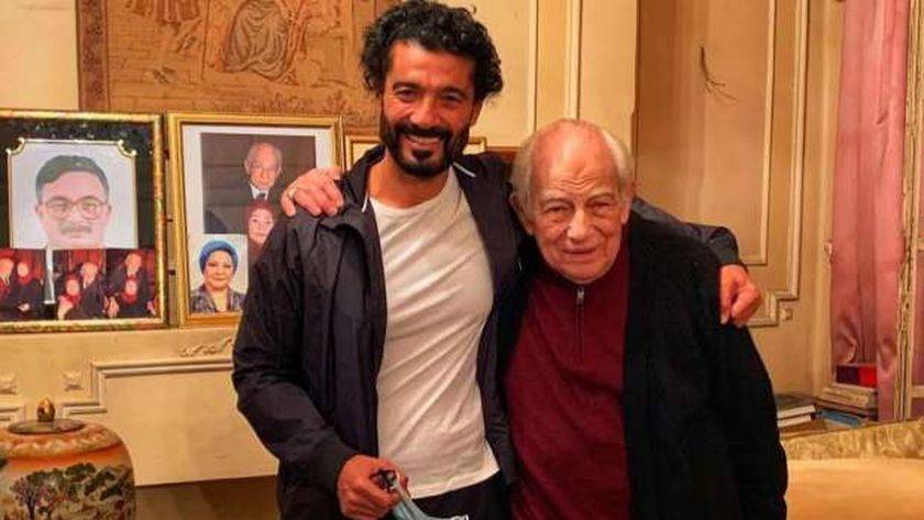 بالفيديو - خالد النبوي يمنع رشوان توفيق من تشييع جثمان عزت العلايلي: 