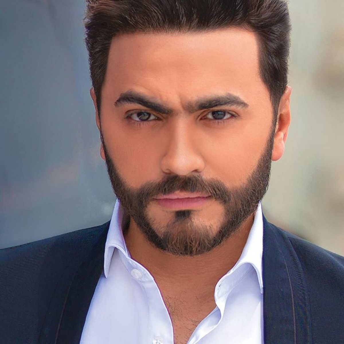 تامر حسني يطلب من جمهوره طلباً غريباً ويعلن النتيجة