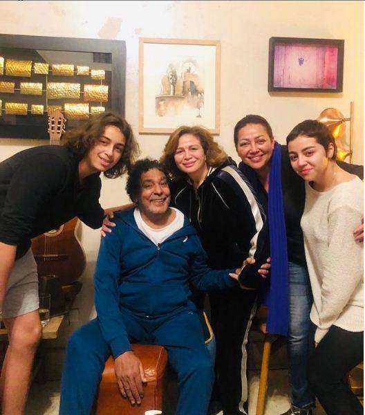 إلهام شاهين وشقيقتها وأبناؤها في منزل محمد منير