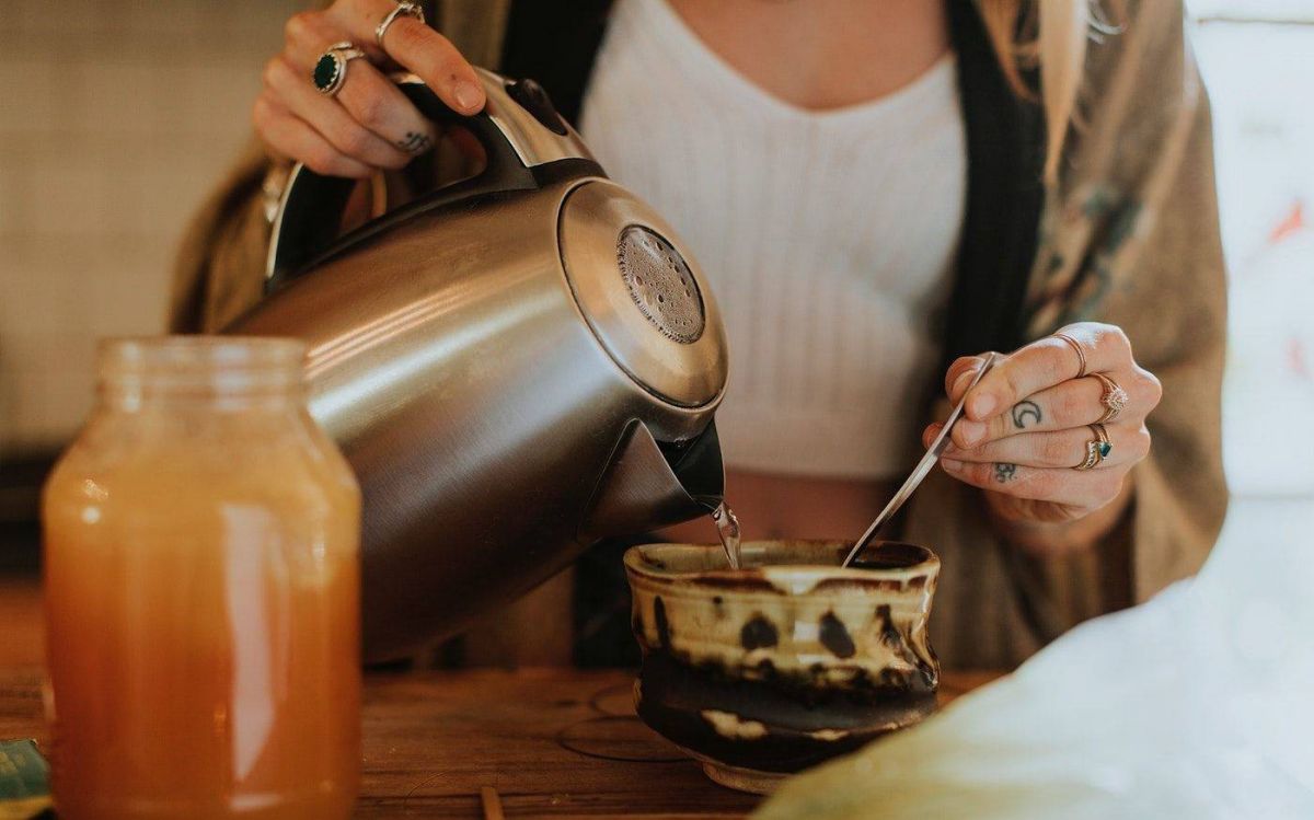 لا تغلي ماء الشاي مرتين... هذا الخبير يكشف لك السبب