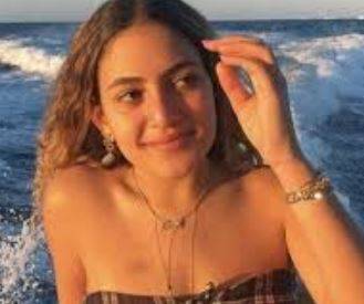 كنزي عمرو دياب تشعل مواقع التواصل بفيديو جريء مع صديقتها