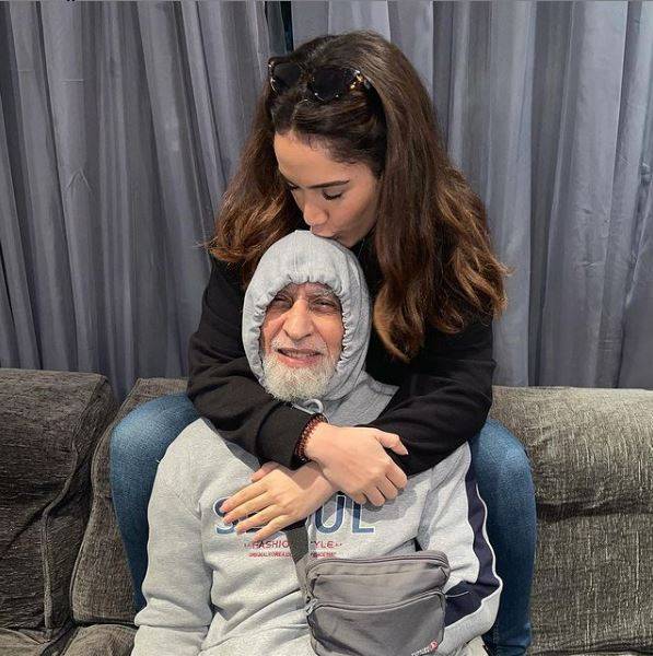 أزمة جديدة لرنا رئيس.. وفاة والدها بعد جدها بساعات