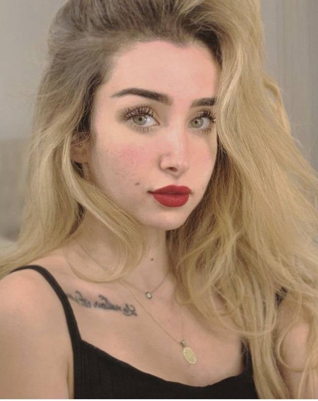 تحمل نسناساً على كتفها... هنا الزاهد تشعل 