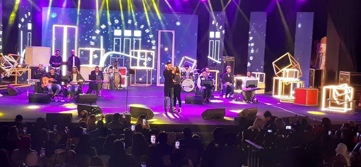 محمد الشرنوبي يقبل زوجته على المسرح في حفل عيد الحب