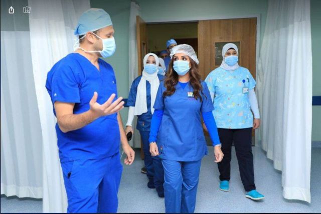 أنغام بزي التمريض في زيارتها للمستشفى