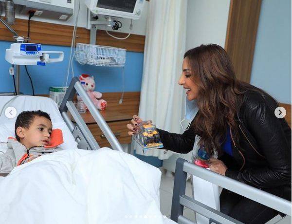 أنغام تقدم الهدايا للأطفال المرضى