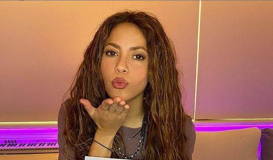 بالصور - شاكيرا تصدم الجميع بلون شعرها الجديد