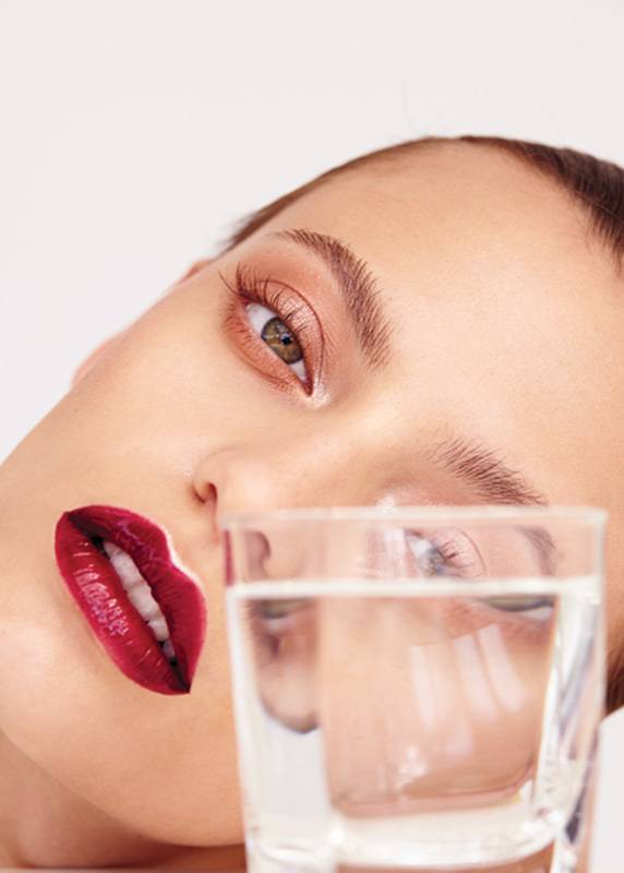 أحمر الشفاه Rouge Allure Laque in Invincible ظلال العينين Ombre Premiere Liquid Eyeshadow in Rayon الماسكارا Le Volume De Chanel in Metal Terracotta