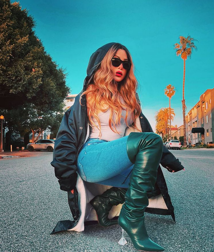 بالصور – هذا سعر حذاء هيفاء وهبي عالي الساق مع لوك كاجوال