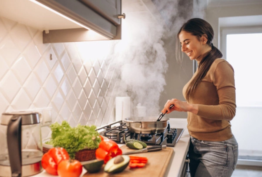 بقطعة تفاح وحيل أخرى تمنعين انتشار رائحة القلي في منزلك