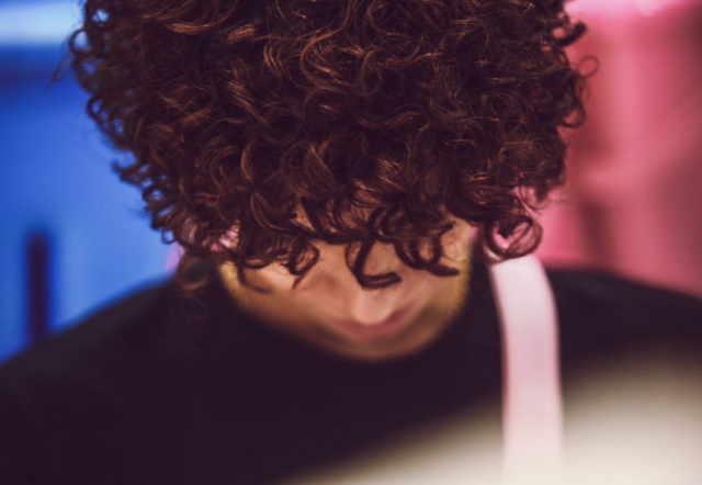 نجم خليجي في قبضة العدالة وقرار بالحبس بتُهمة حيازة الممنوعات