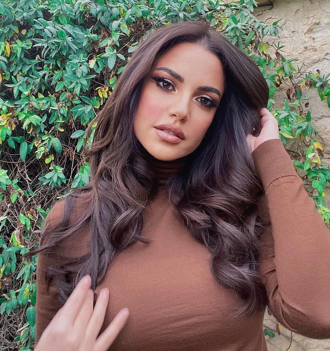 بالصور – درة تتبع صيحة اللوك الكامل باللون البني... وهذا سعر كنزتها